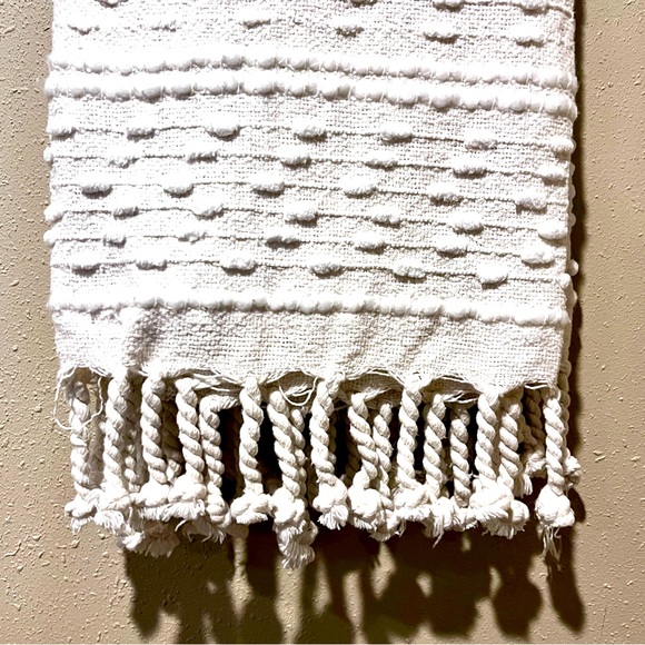 BNWT Decorative Throw by Magaschoni 50” x 60” - Picture 3 of 6